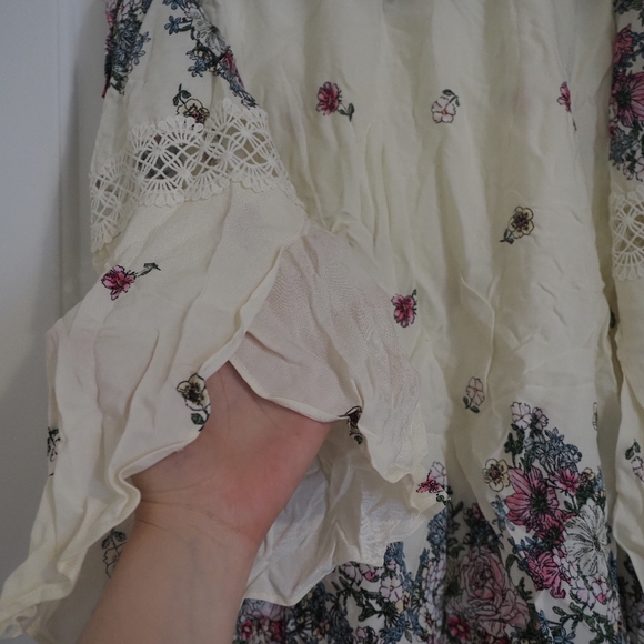 Cold shoulder floral blouse - Picture 4 of 5